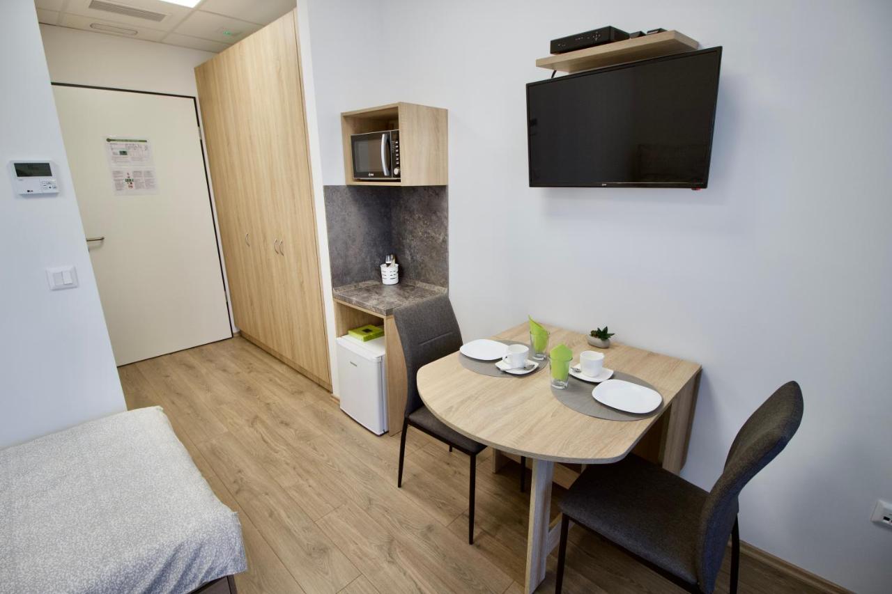 Sport Centrum Apartman Pápa Buitenkant foto