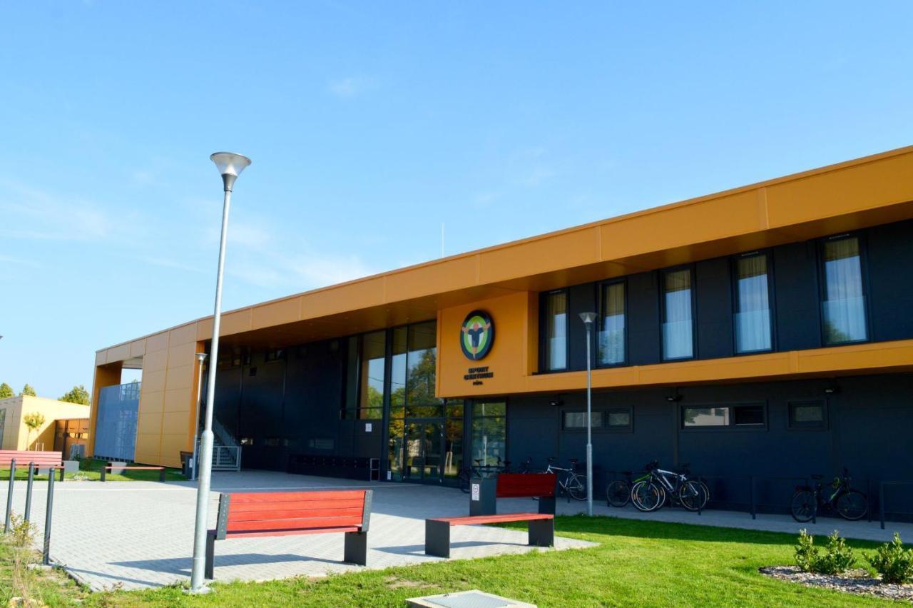 Sport Centrum Apartman Pápa Buitenkant foto